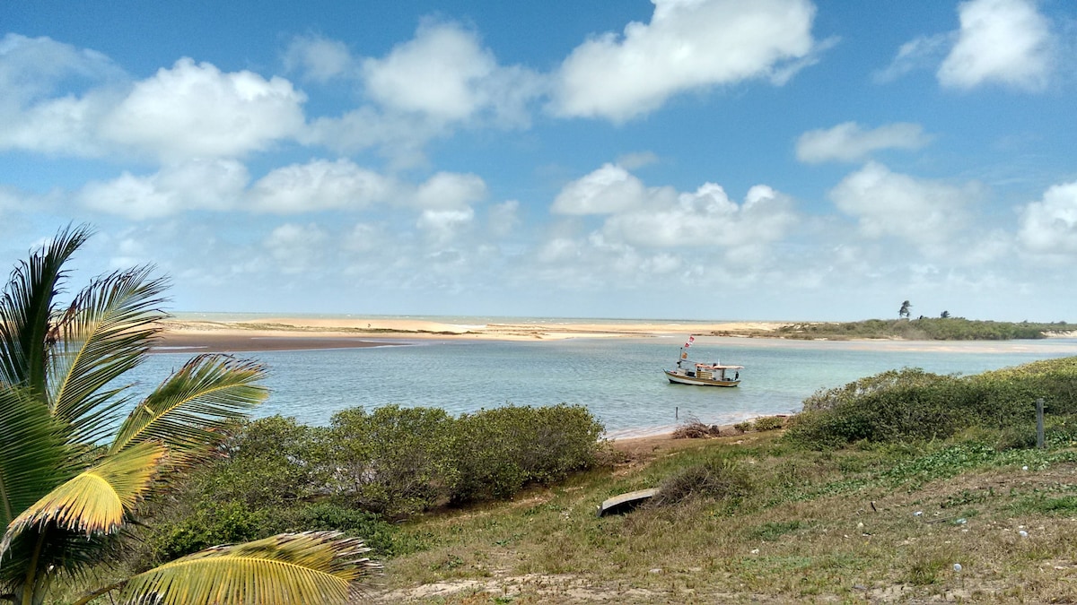 Suíte térrea em Urussuquara: lazer em rio e mar