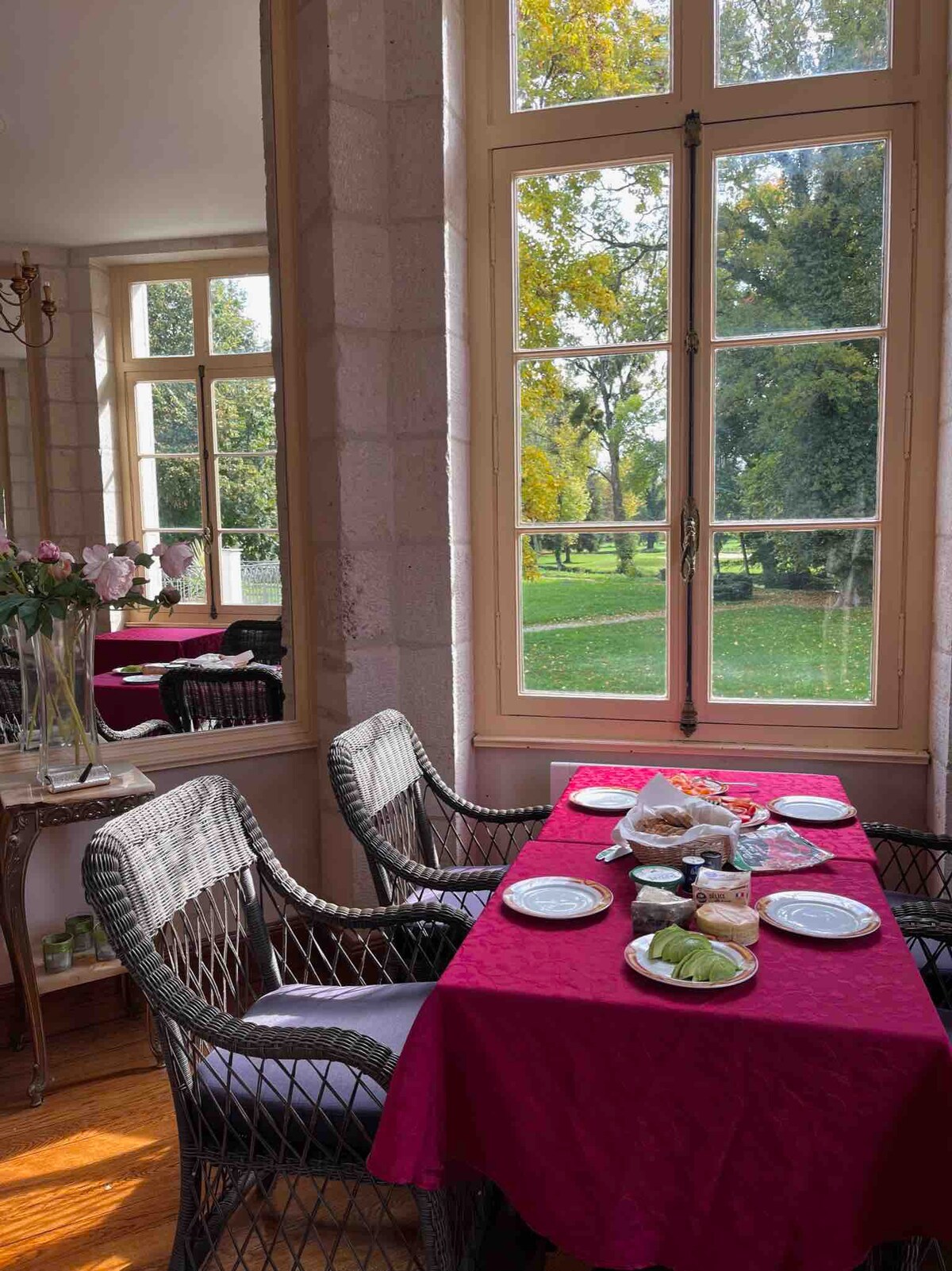 Private room at a château in Champagne.(Room 125)