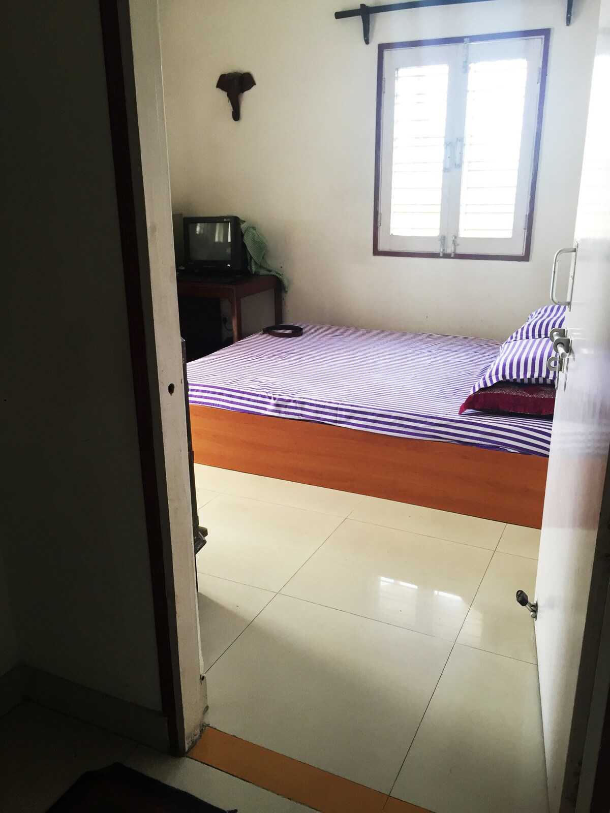 Home stay close to the airport + WiFi + AC