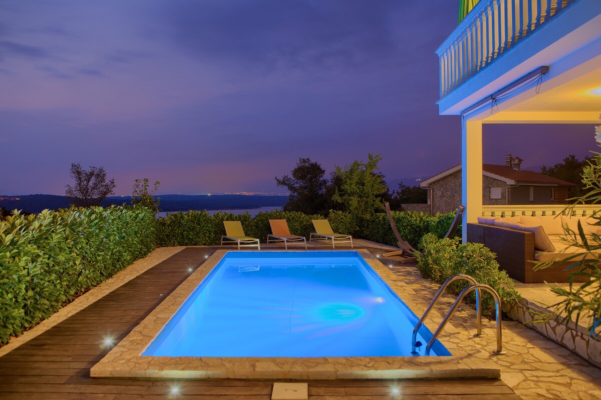 Residenca La Famiglia ，带加热泳池和海景