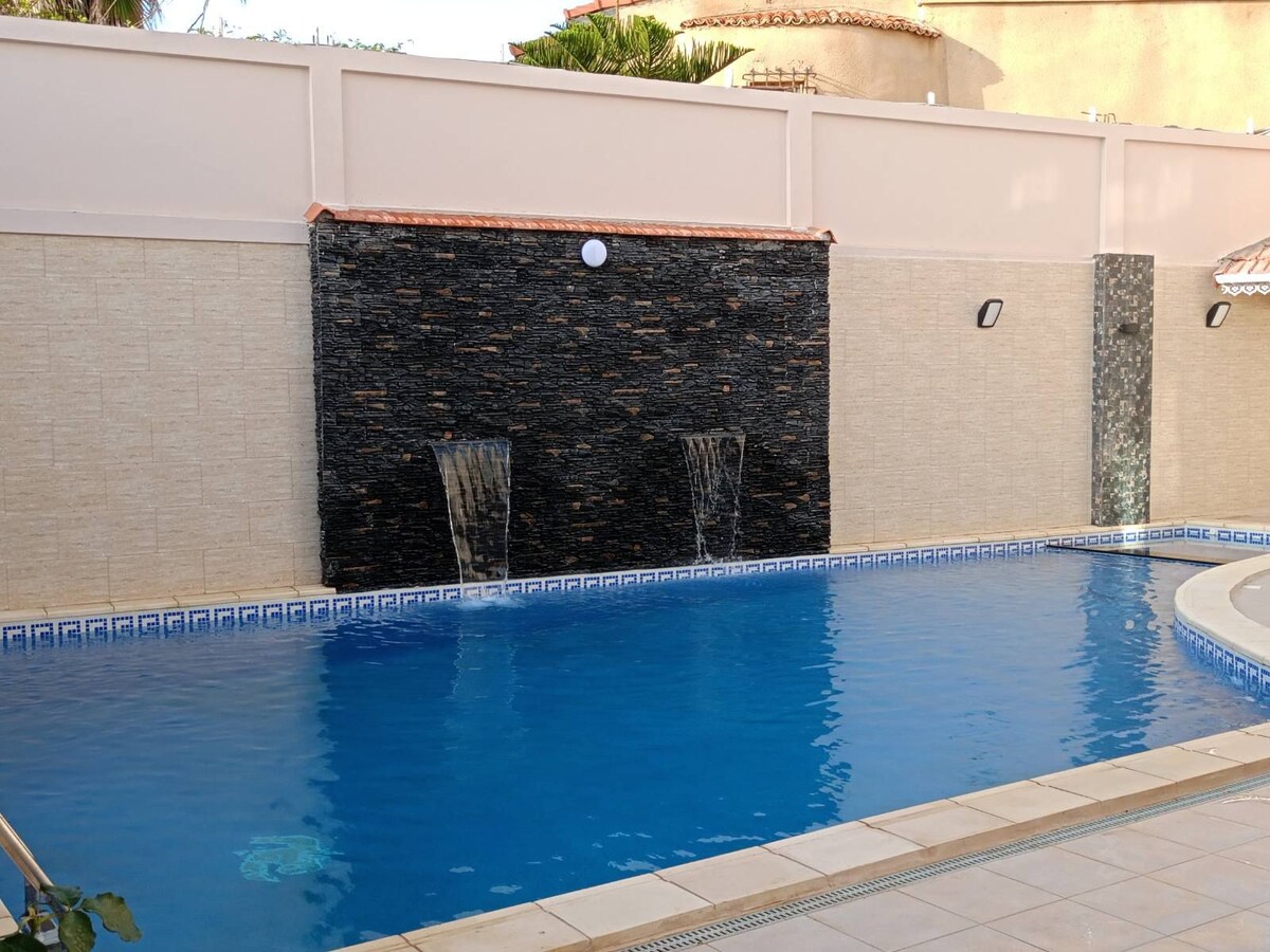 Location très belle villa avec piscine 
Alger