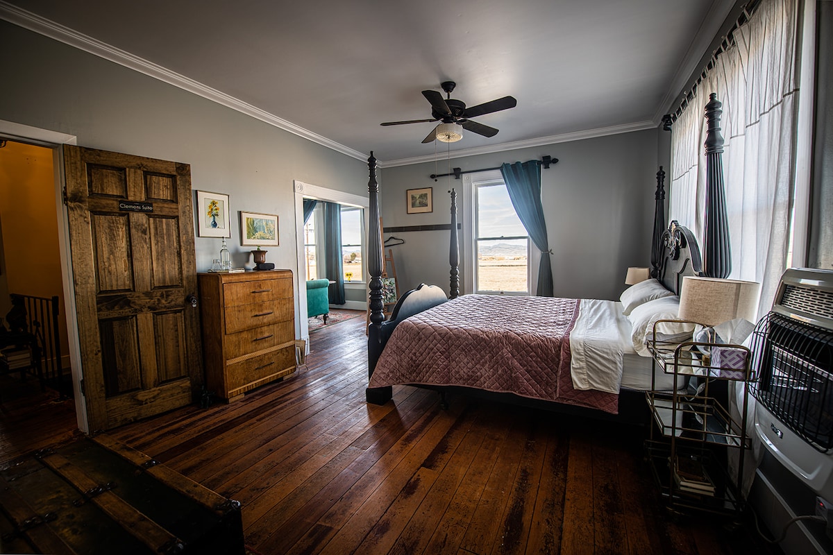 Clemens Bridal Suite, Gilded Drifter Inn Loyalton