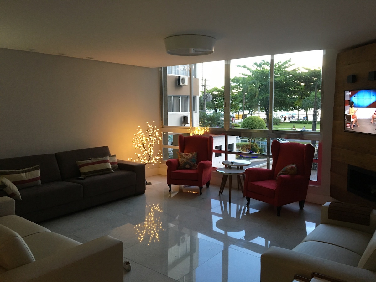 美丽的大公寓，位于Boqueirão海滩前面