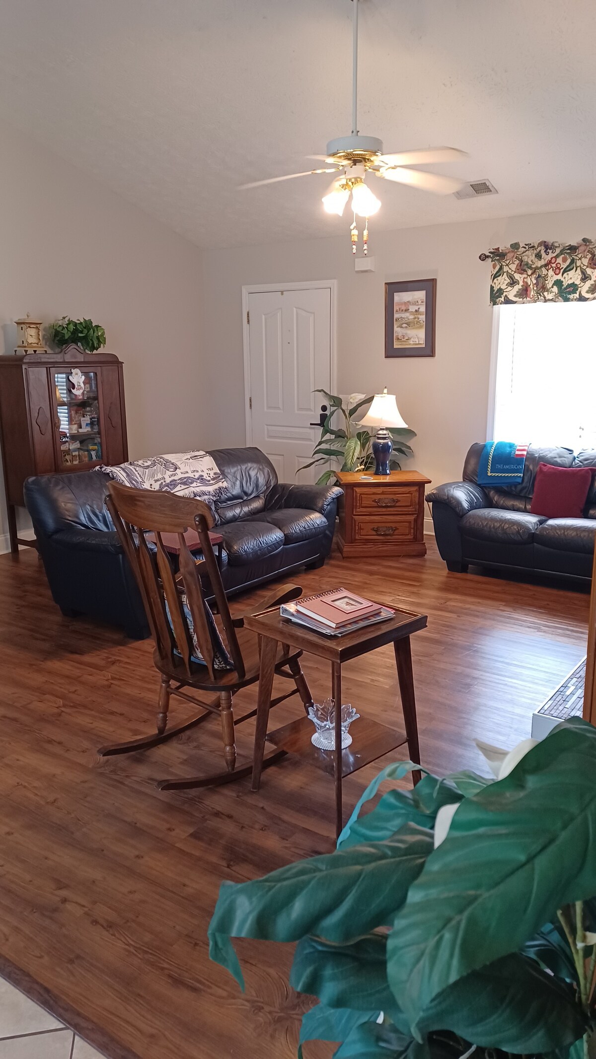 Cozy Intown Cottage Home, Sleeps 4- 8, TV, Wi-Fi