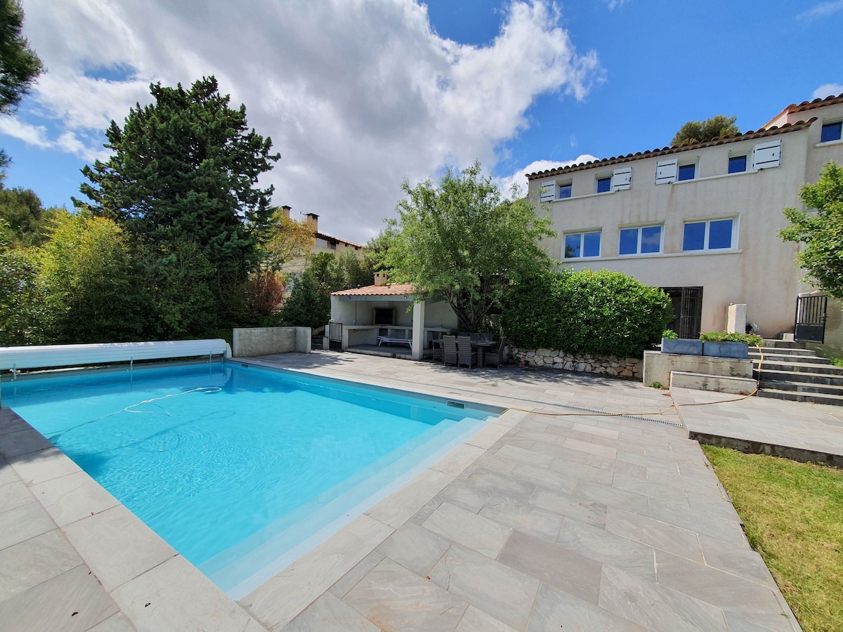 Magnifique villa de 185 m2 (3 chambres) et 1000 m2 de terrain avec panorama sur les hauteurs de Marseille. Parfaitement équipée avec piscine, cuisine d'été, terrasses et barbecues.
Idéal pour des vacances en famille ou entre amis.