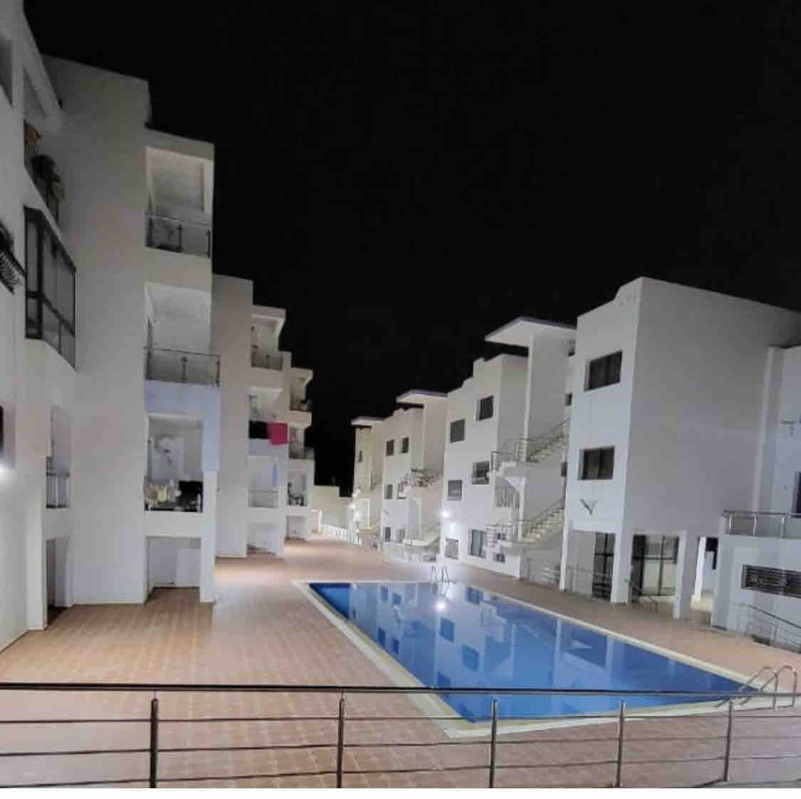 带泳池景观的豪华公寓，可直接通往沙滩