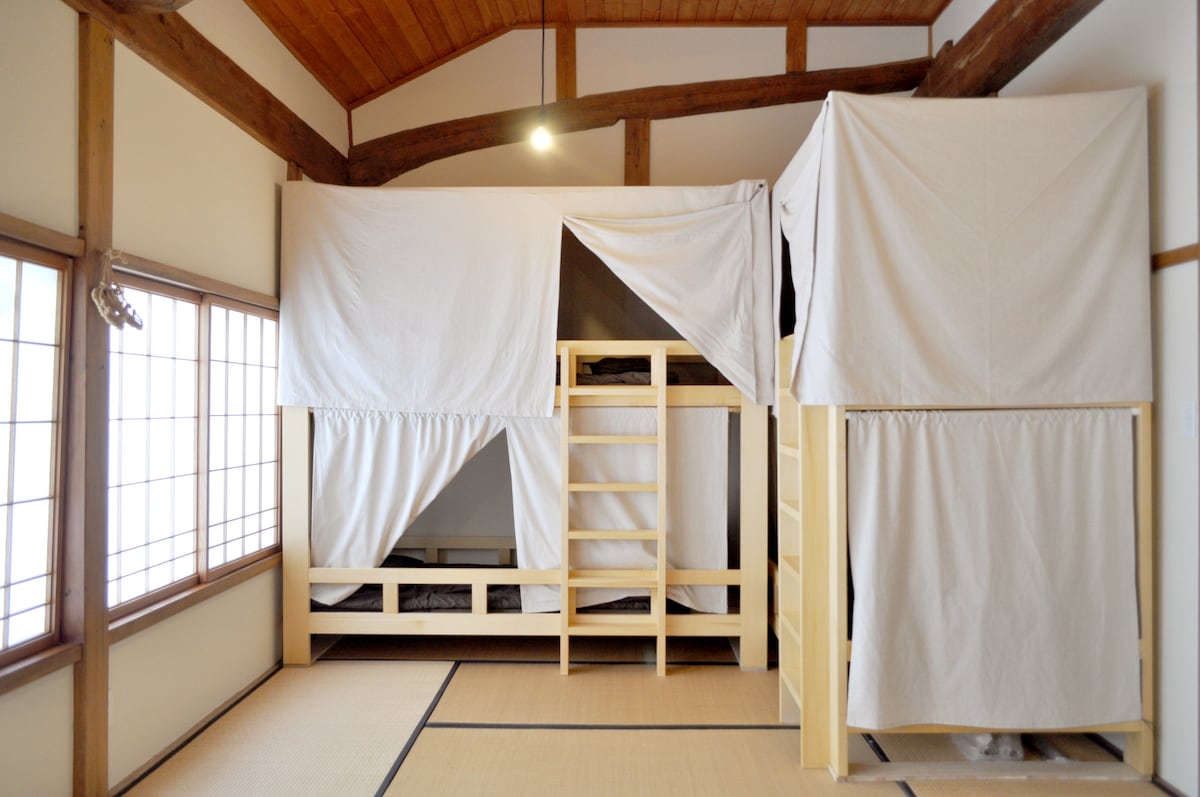Guesthouse Takazuri Kita双层床合住房间混合双层床混合宿舍