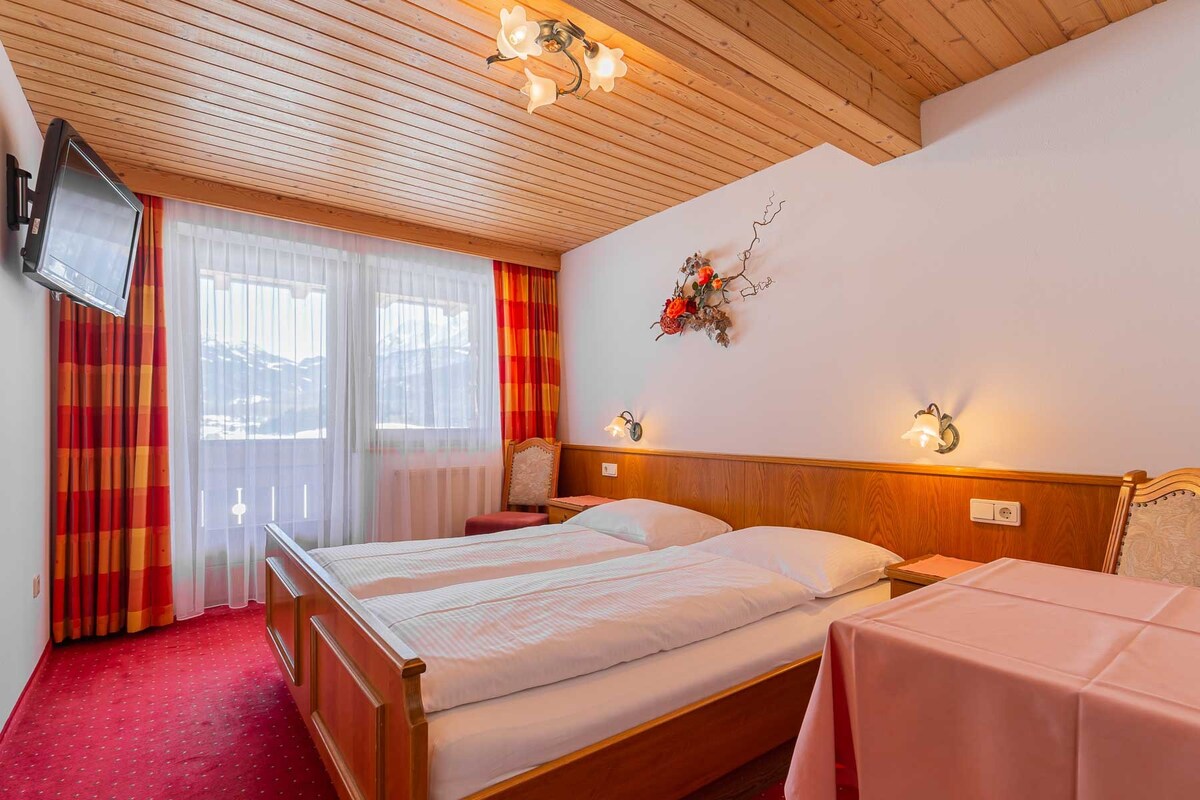 Doppelzimmer mit Frühstückskorb | Pension Bartlhof