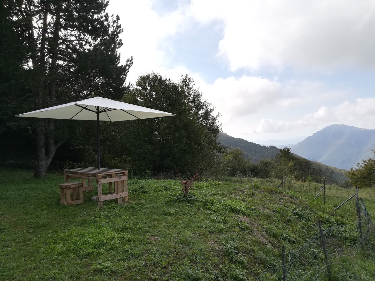 Casa indipendente immersa nella natura vista mare