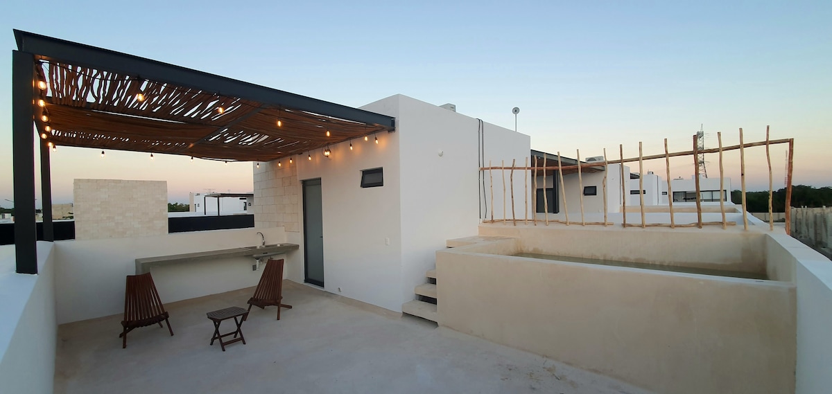 Private roof top pool. Great house for families.