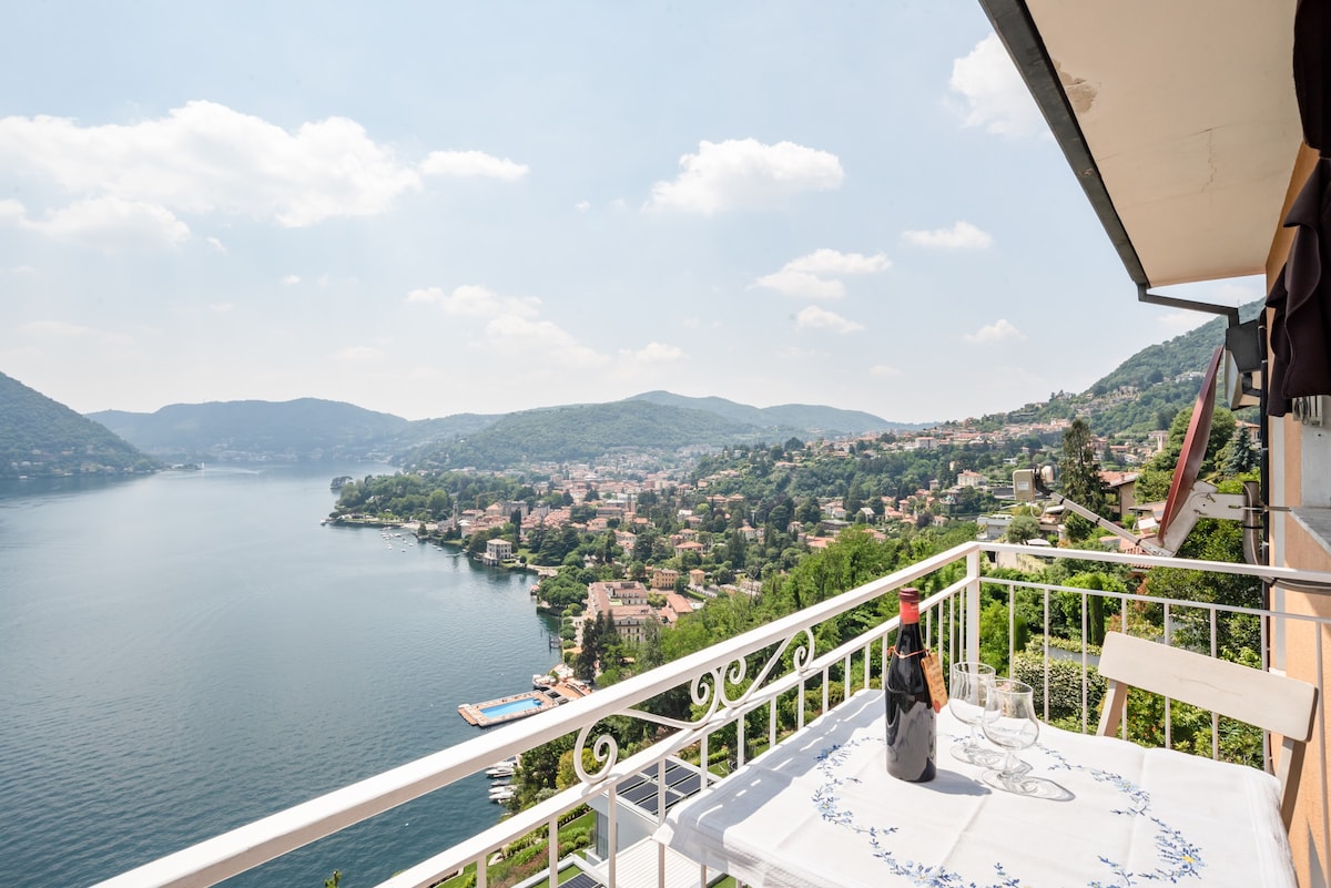 带阳台的单间公寓，可欣赏令人惊叹的湖景！