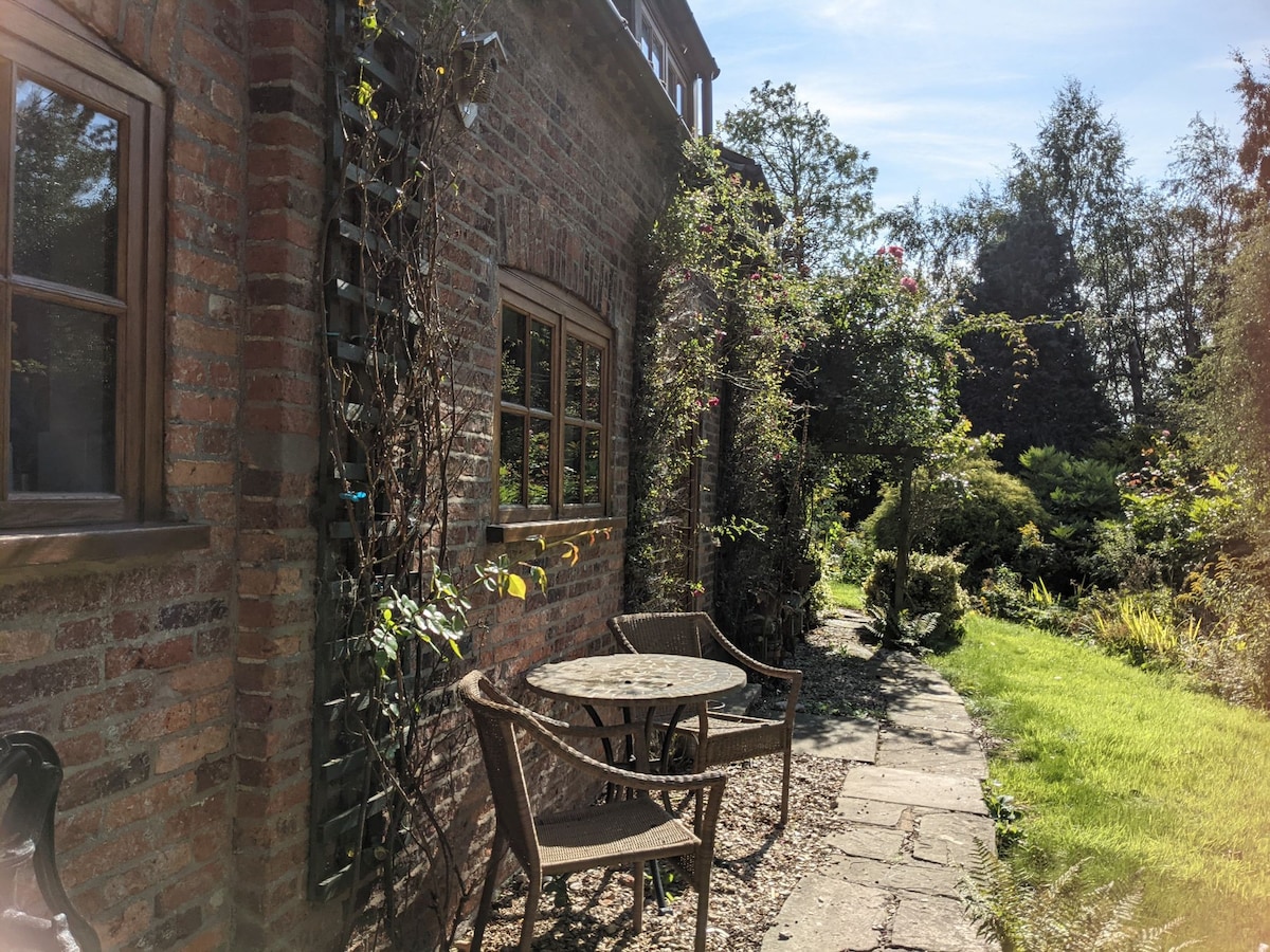 Fairytale Cottage in a Beautiful Garden