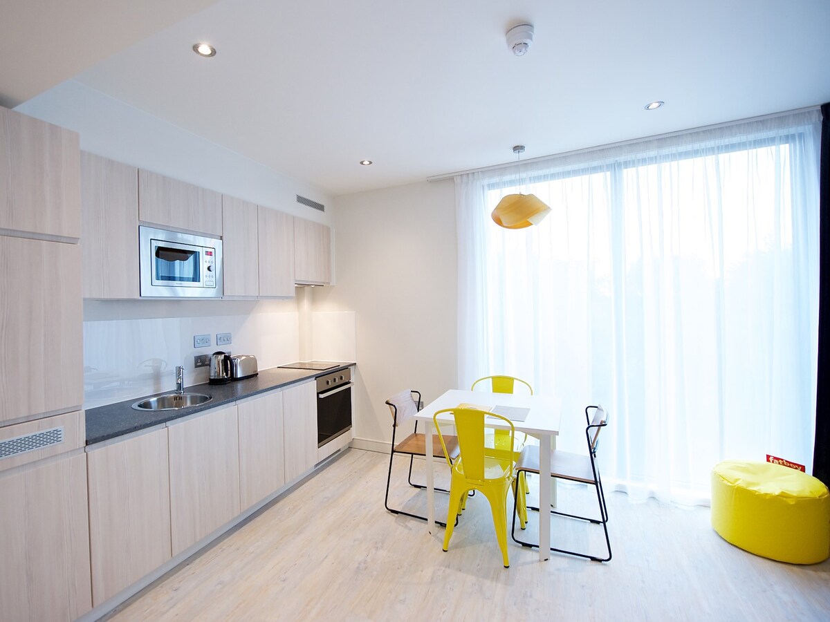 3 Bed Apartment next to the Piccadilly Train St