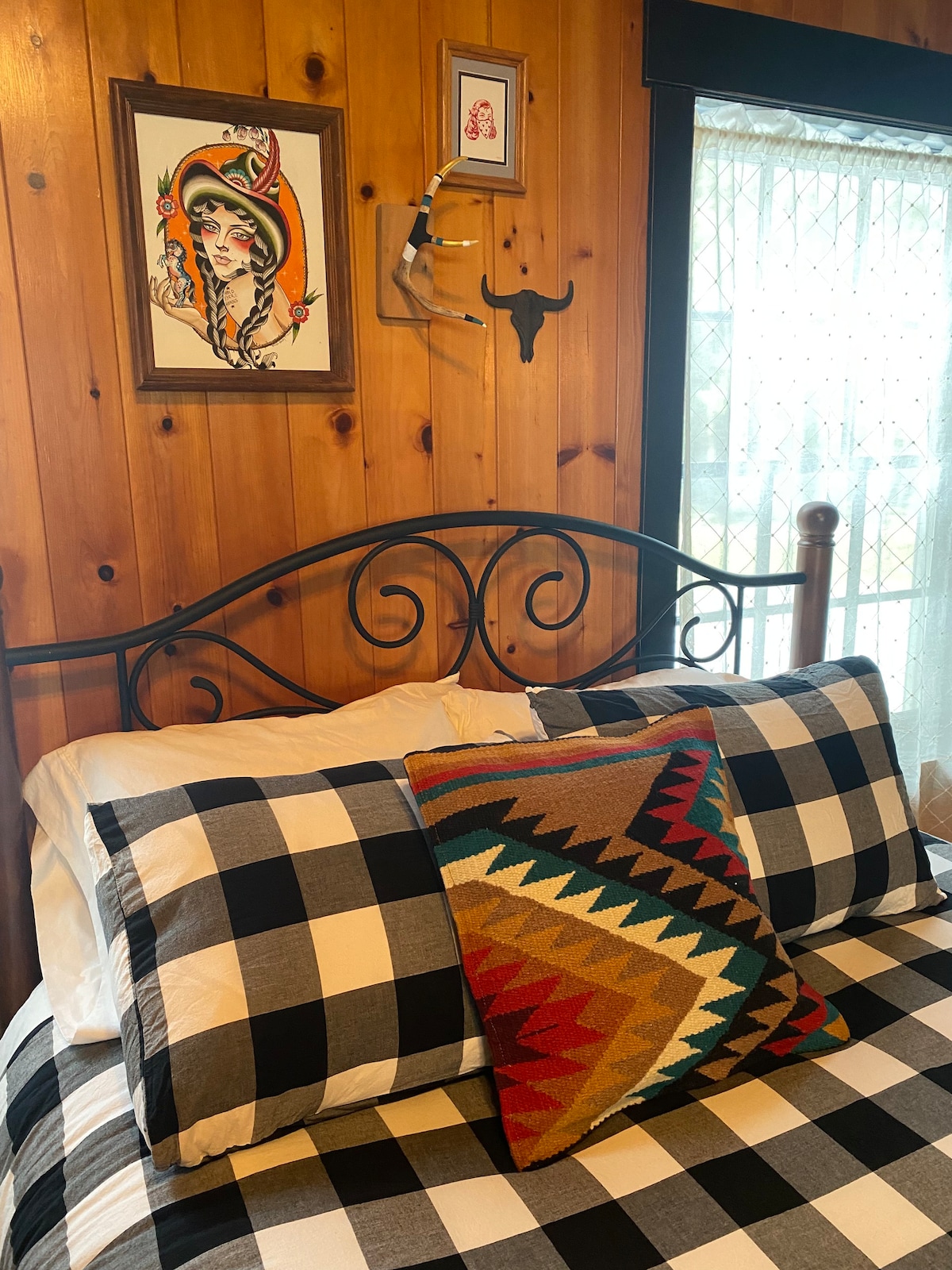 Cowgirl Cabin • 2 Queens • AC • W/D • Kitchenette