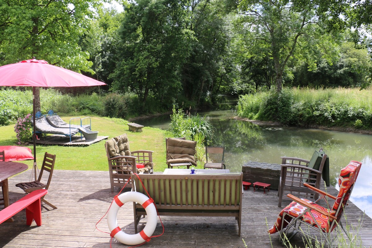 16th Lockmaster's House on river / Loire Castles