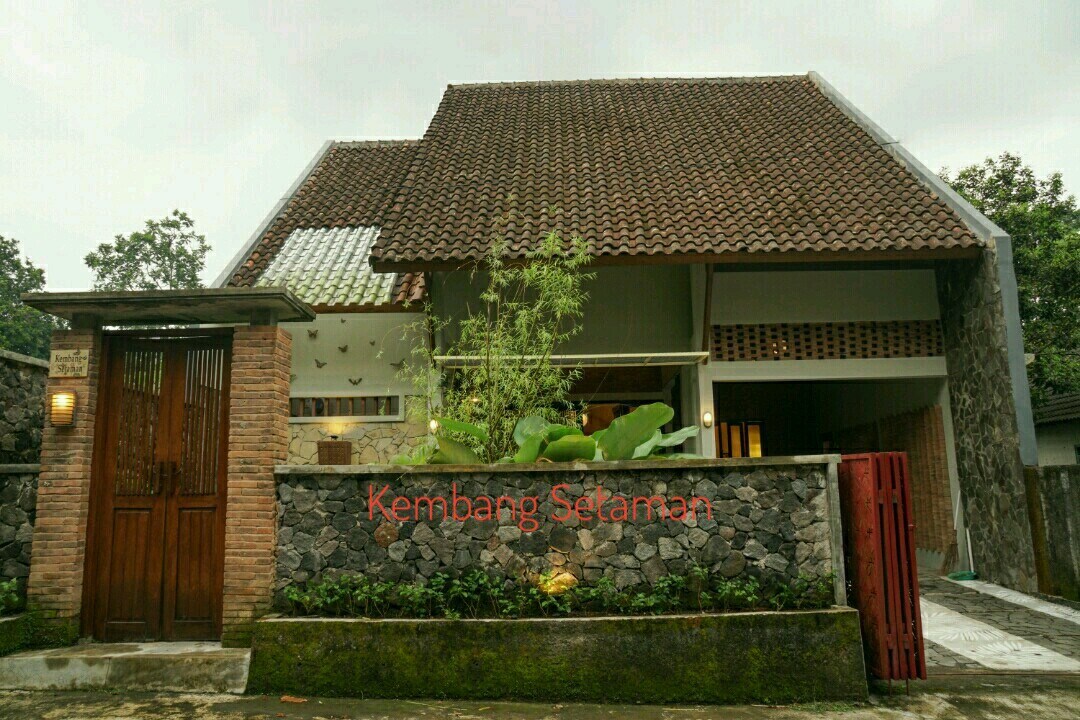 Rumah Kembang Setaman (Wedomartani, Yogyakarta)