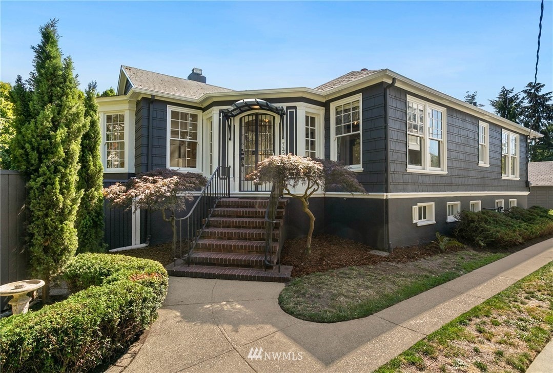 Stroll to heart of Cap Hill from a Mini-mansion