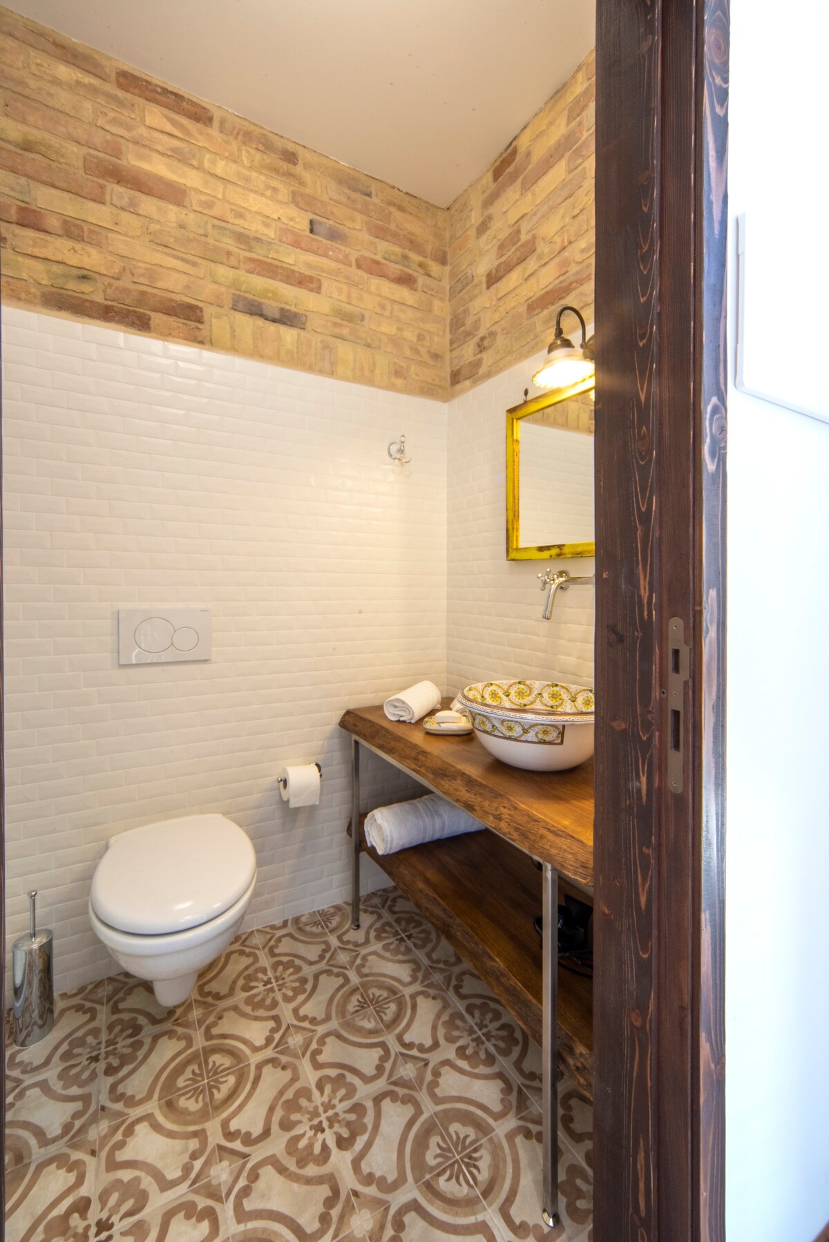 Rustic single with private bathroom