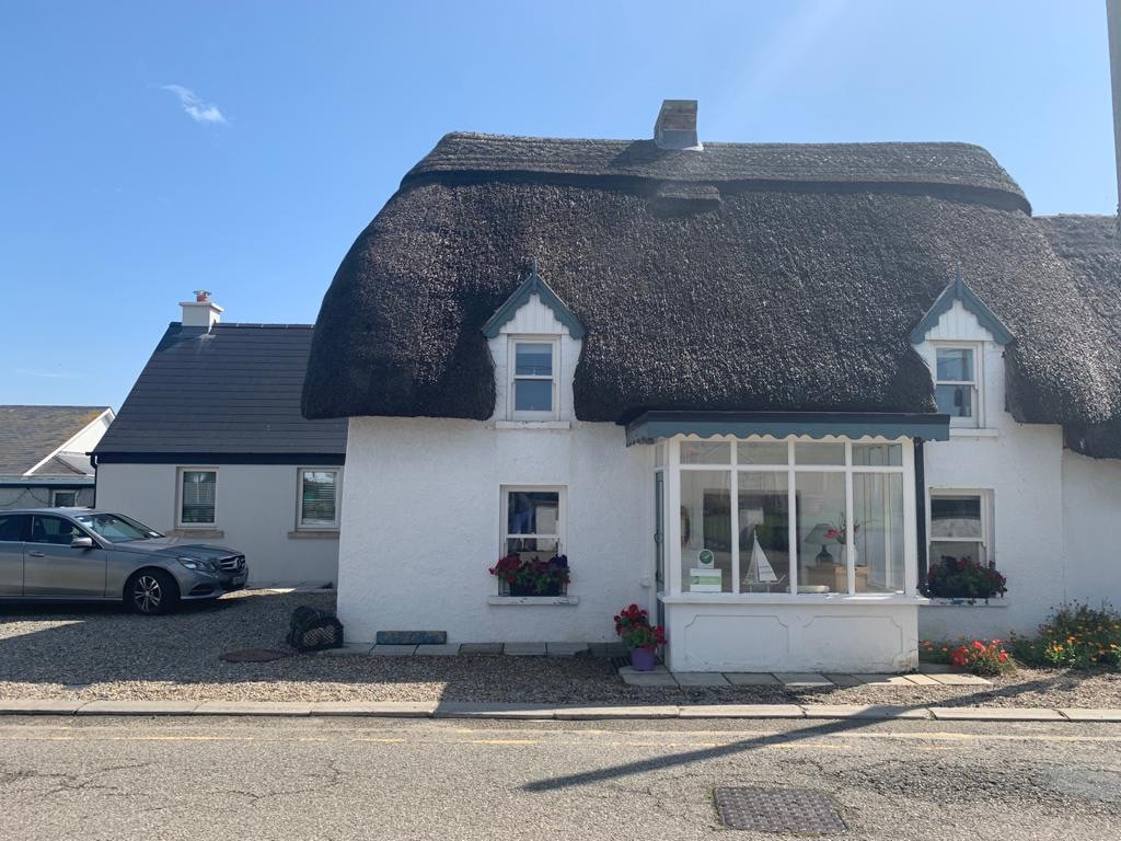Thatched Cottage Near Beach. Up to 4 guests