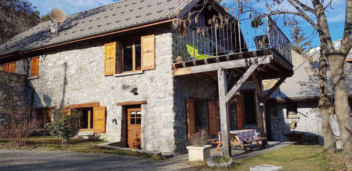 Appartement dans maison en pierres.Esprit montagne