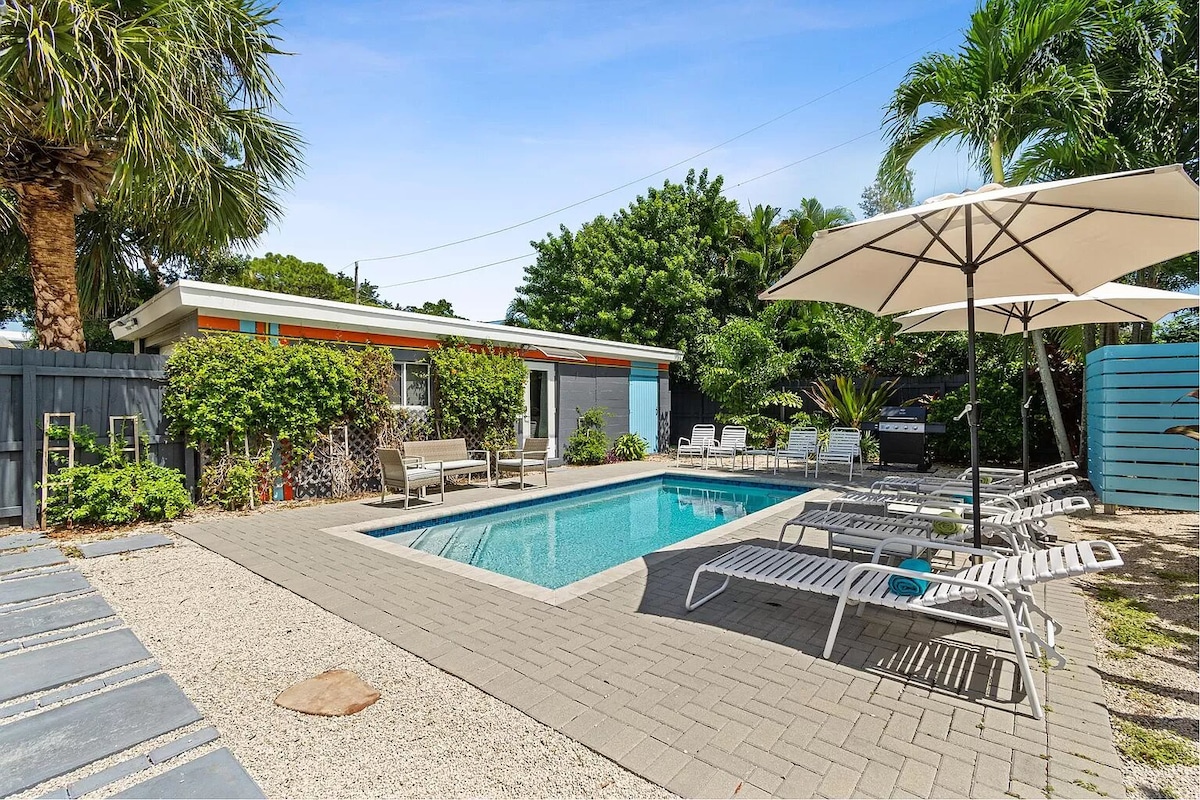 Off The Drive Modern Home, 2BD/1 BA, Heated Pool