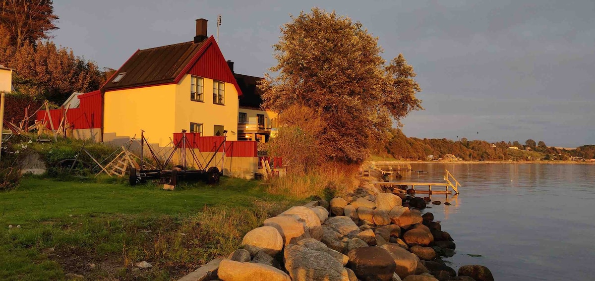 Litet hus precis intill Ålabodarnas hamn