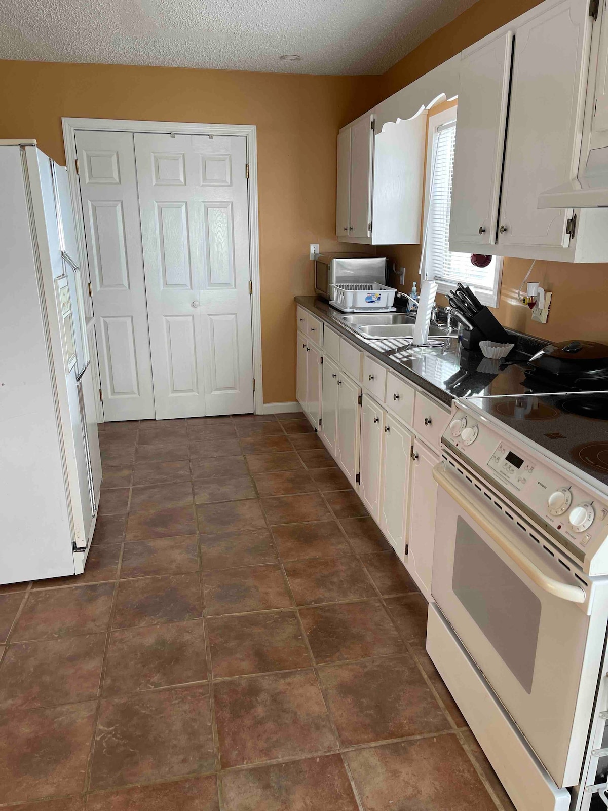 Room to Relax, spacious 1 Bedroom, Washer/Dryer,