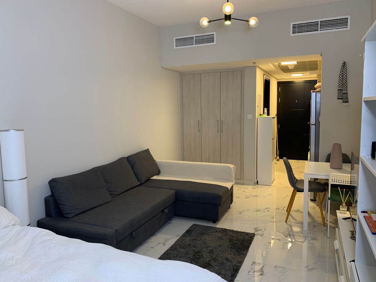 舒适的单间公寓，可容纳3-4位成人迪拜。设施齐全。