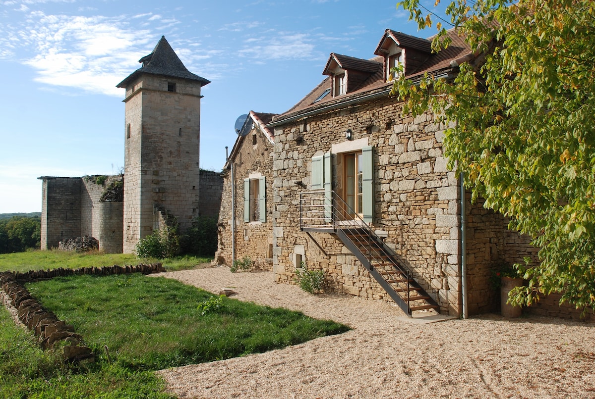 2 BEDROOM COTTAGE WITH POOL BESIDE A RUINED CASTLE