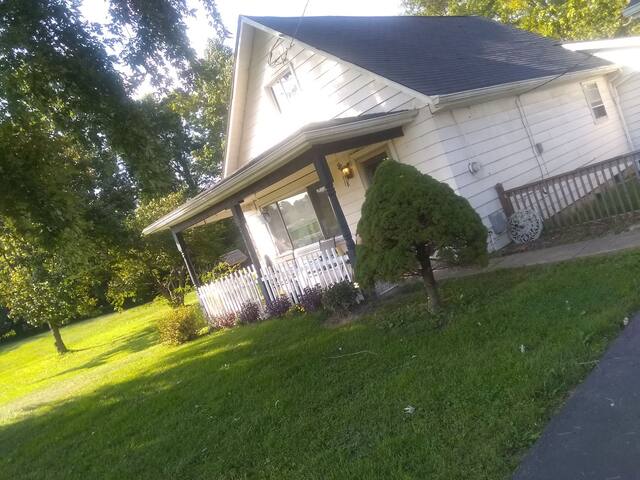 将这段描述翻译成中文 (繁体) this lovely house is sitting on 5