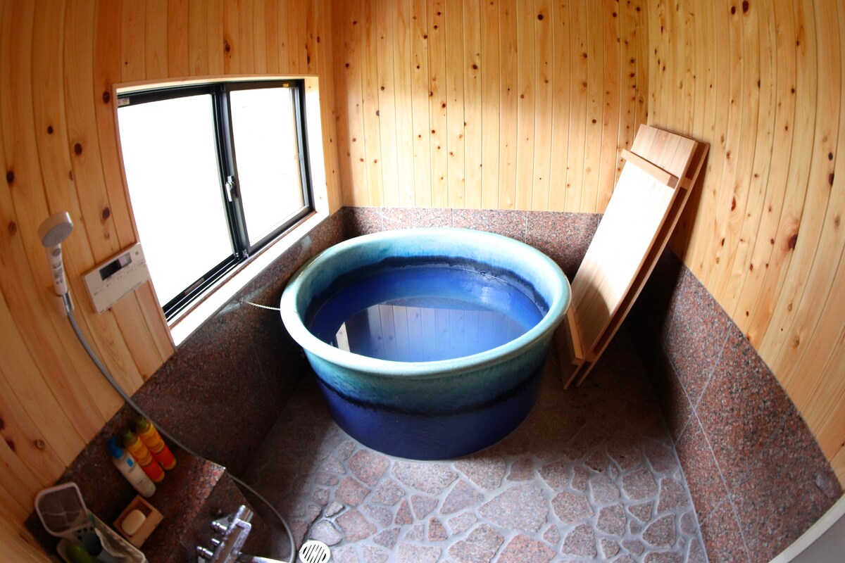 该商店仅限一组房客入住，最多可入住6人，并设有带Shikura-yaki的私人浴缸。