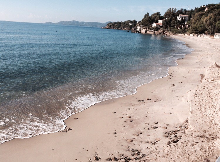 Pieds dans l’eau, appartement échoué sur le sable.