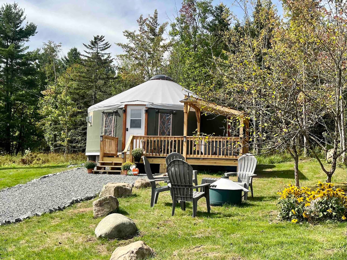 Luxury Yurt/Cabin/Hot Tub/15 min to Jay Peak