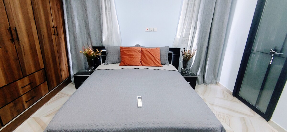 Private room with living space at Legon