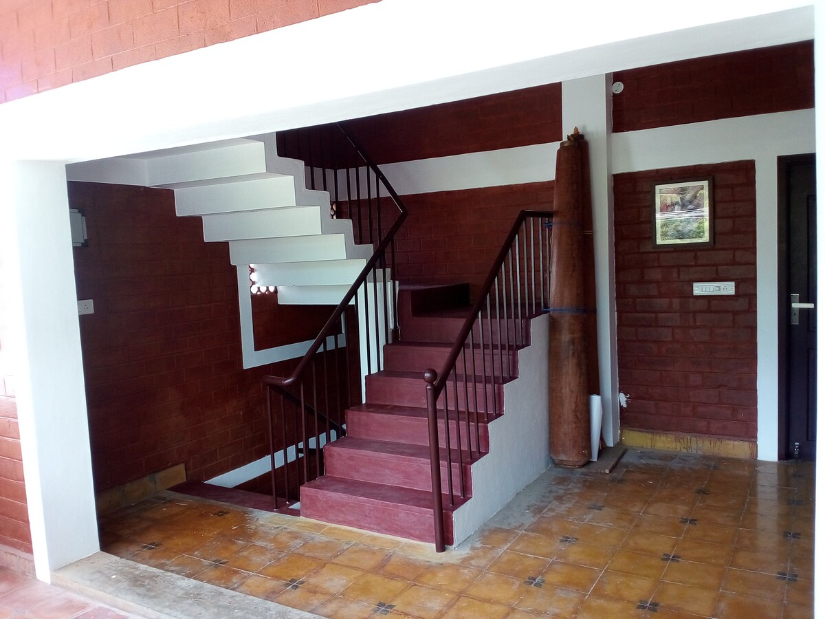 Auroville Bakery附近别墅的独立房间