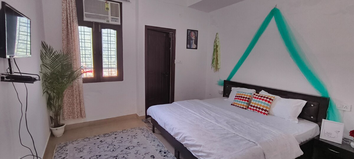 Ganga & Mountn View 2 Bedroom Apartment In Tapovan