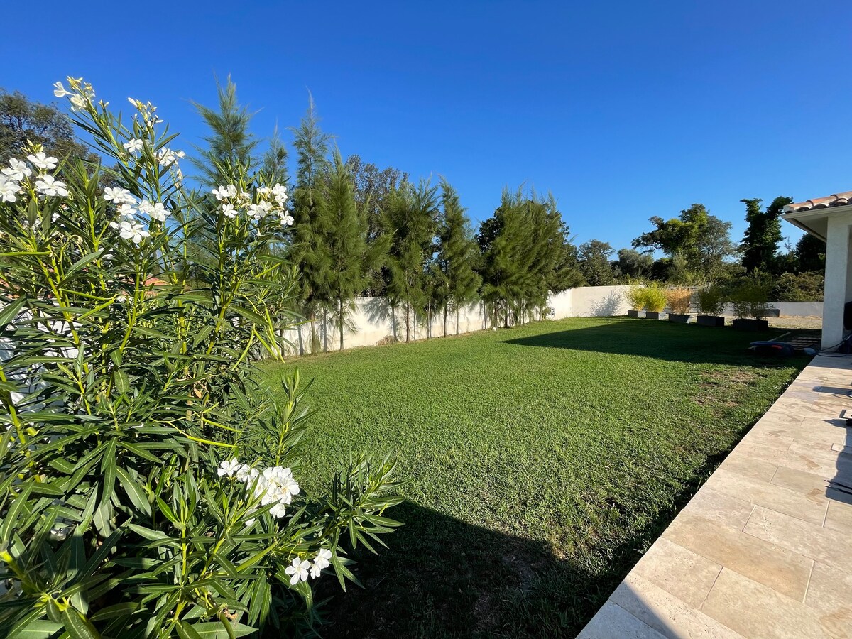 Villa récente avec piscine entre mer et montagne