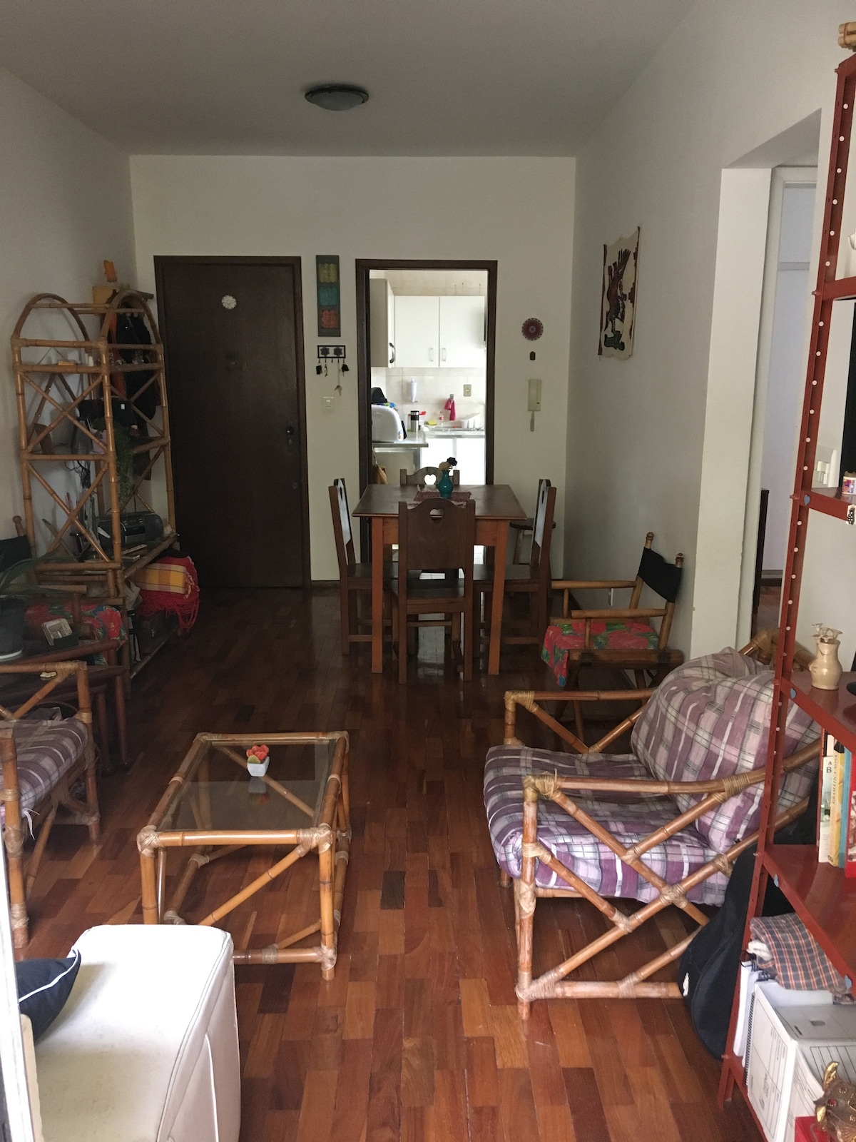 Apartamento inteiro com dois quartos e quintal