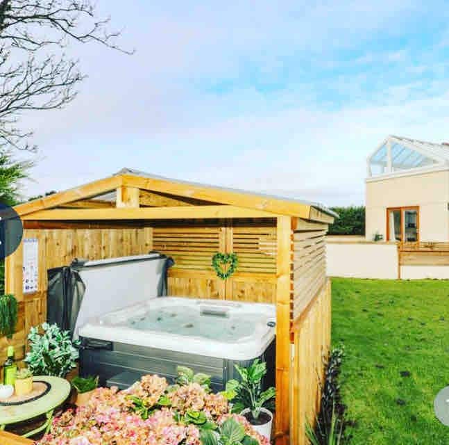 Anglesey Holiday Let Panoramic View - Hot Tub