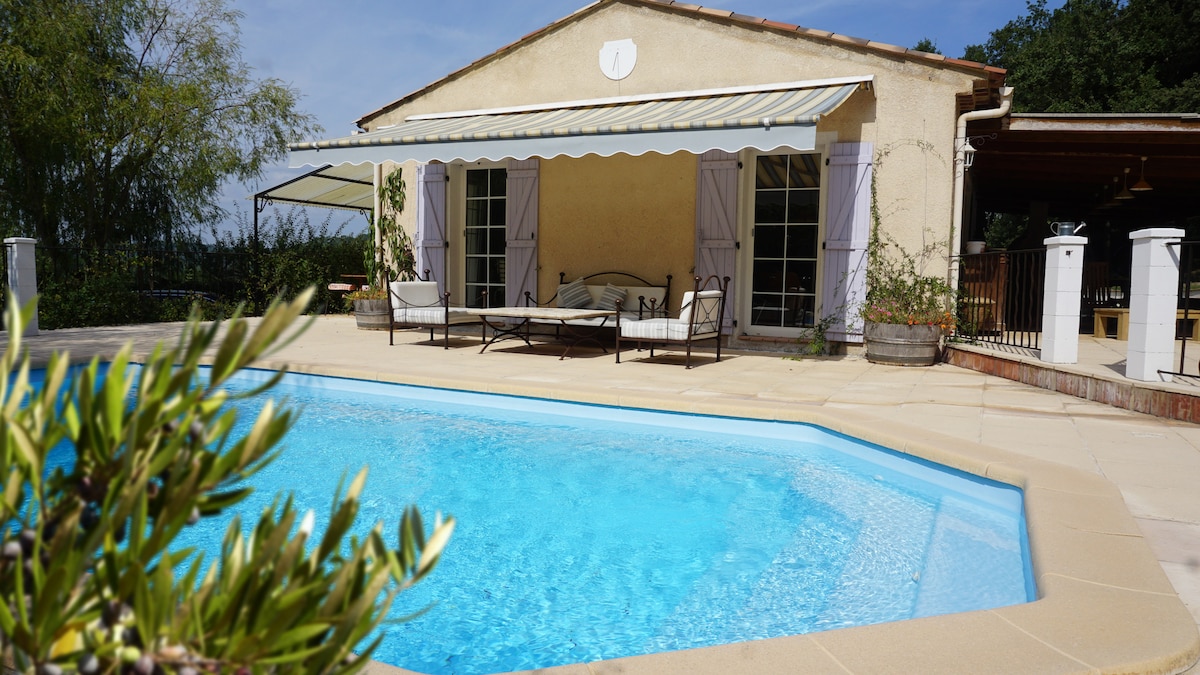 VILLA PISCINE JACUZZI POUR VACANCES EN PROVENCE