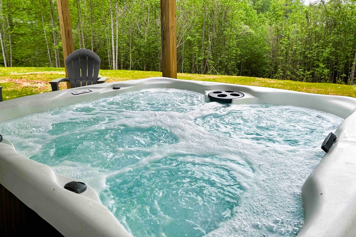 4 Min to LU + shopping! | Hot Tub | Mtn Views