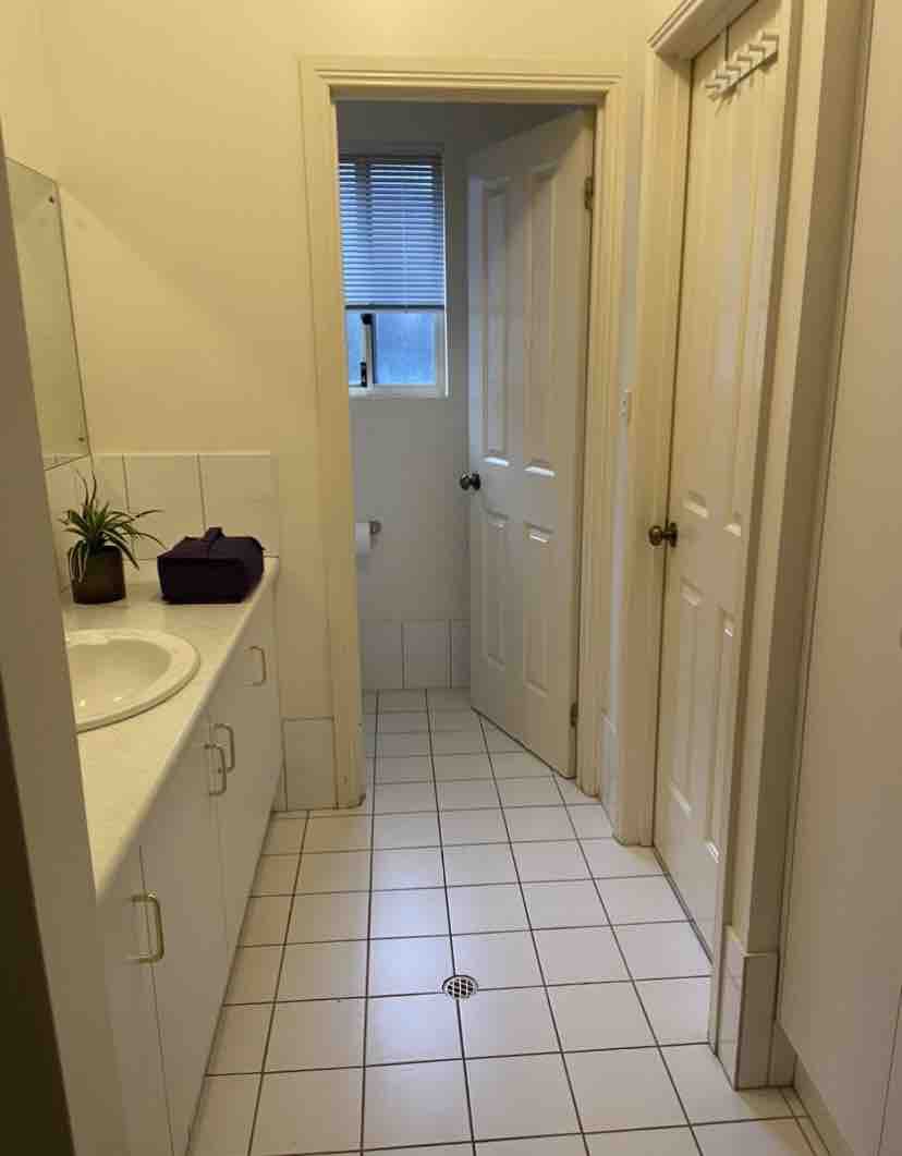 Room w/shared bathroom, 2 guests , 20’ to CBD