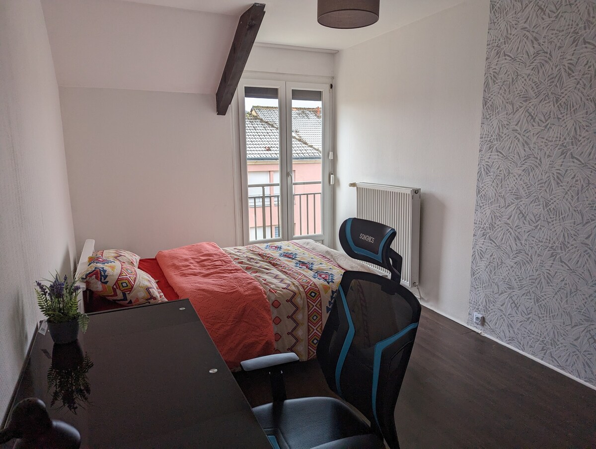 Chambre spacieuse avec balcon -13 min de la gare