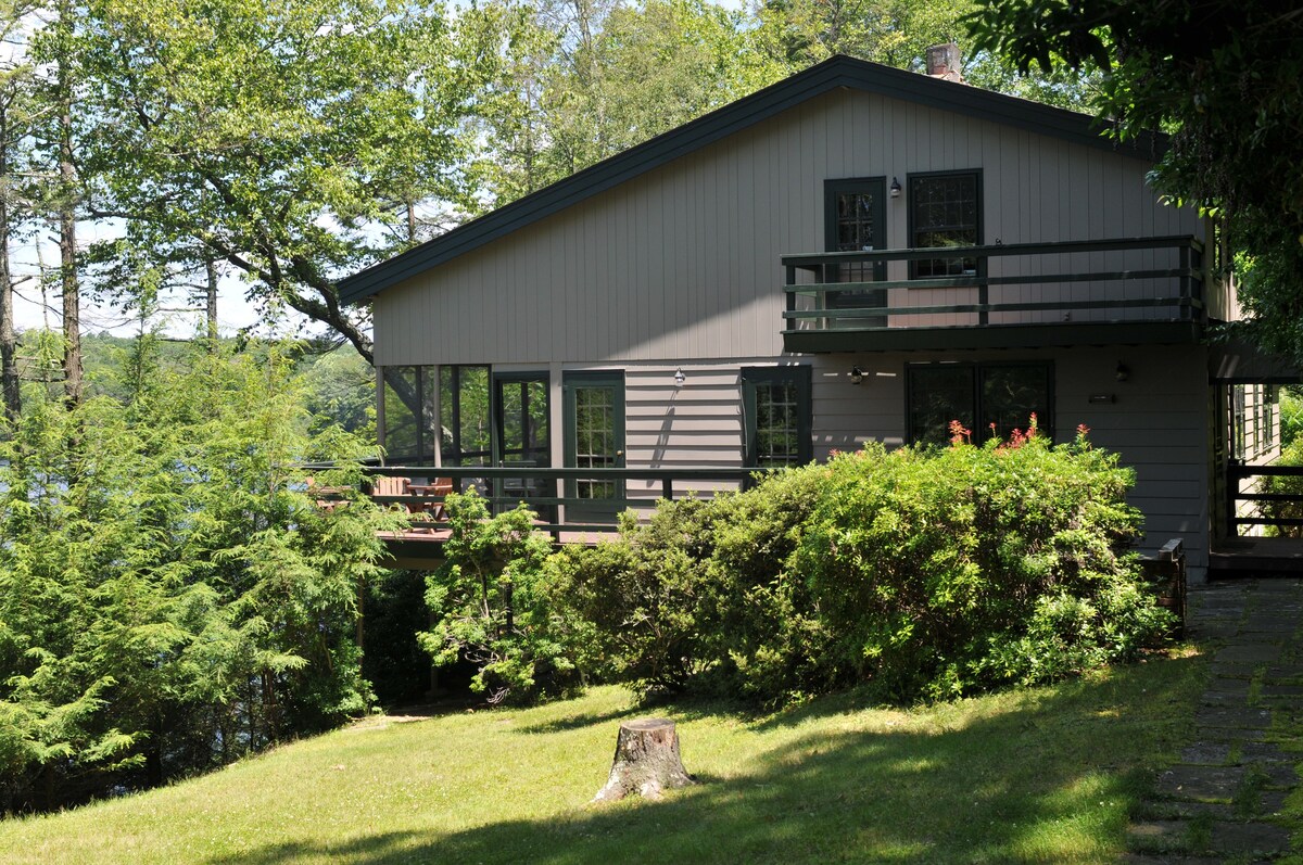 Laurel Cottage -位于美丽干净安静的湖畔。