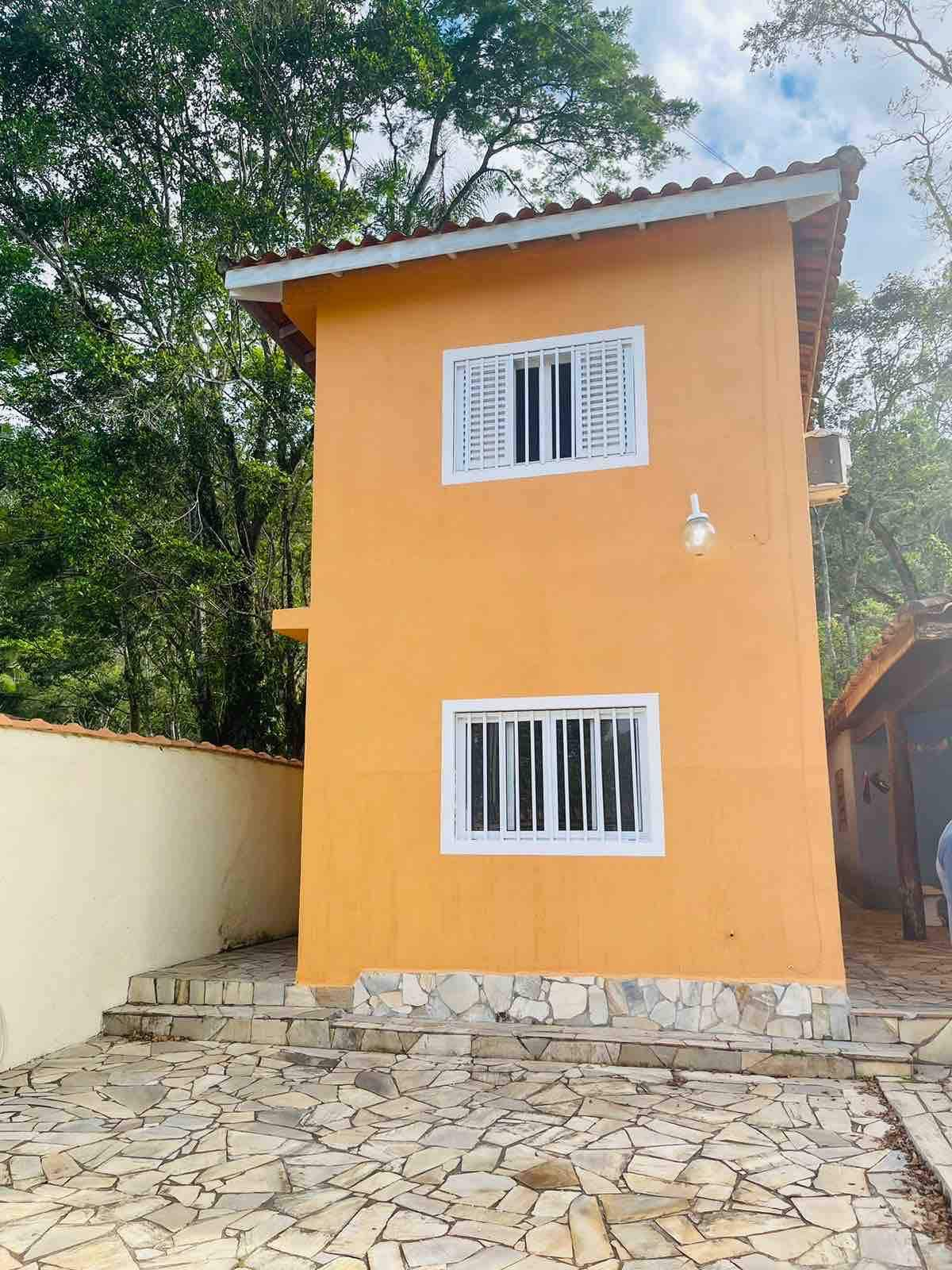 Casa com Piscina e churrasqueira em Caraguá