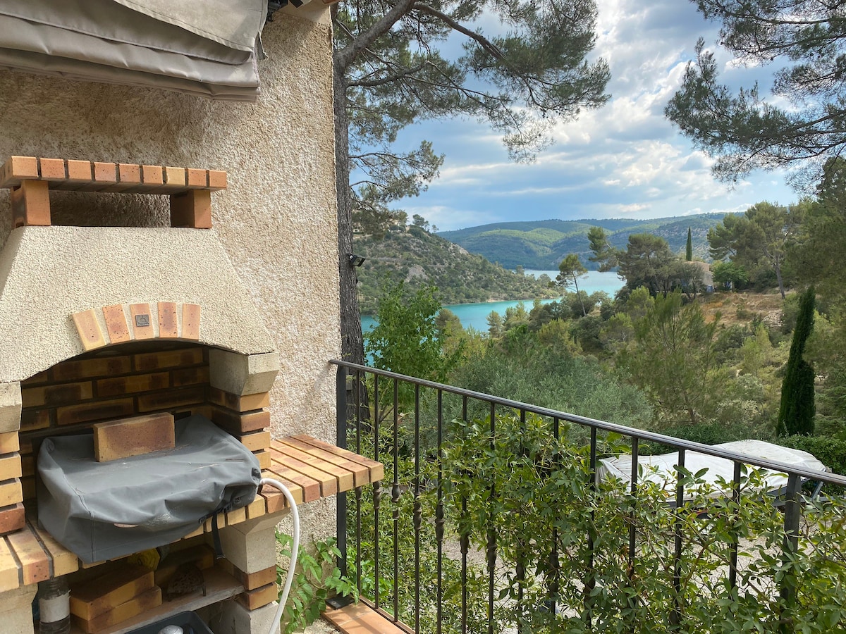 T2  terrasse solarium avec accès  privatif au lac