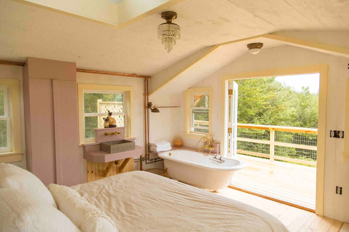 Romantic Riverbed Treehouse - hot tub & new sauna!