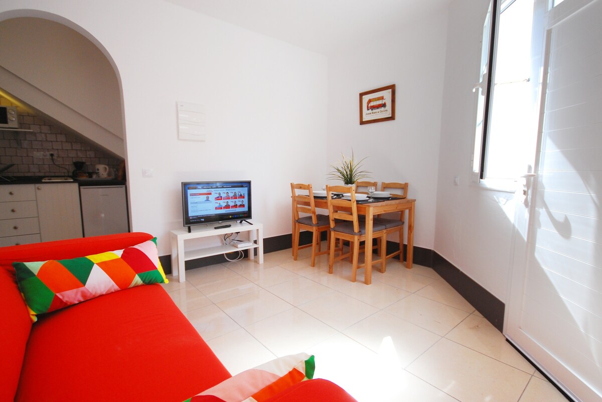 Little corner apartment close to promenade