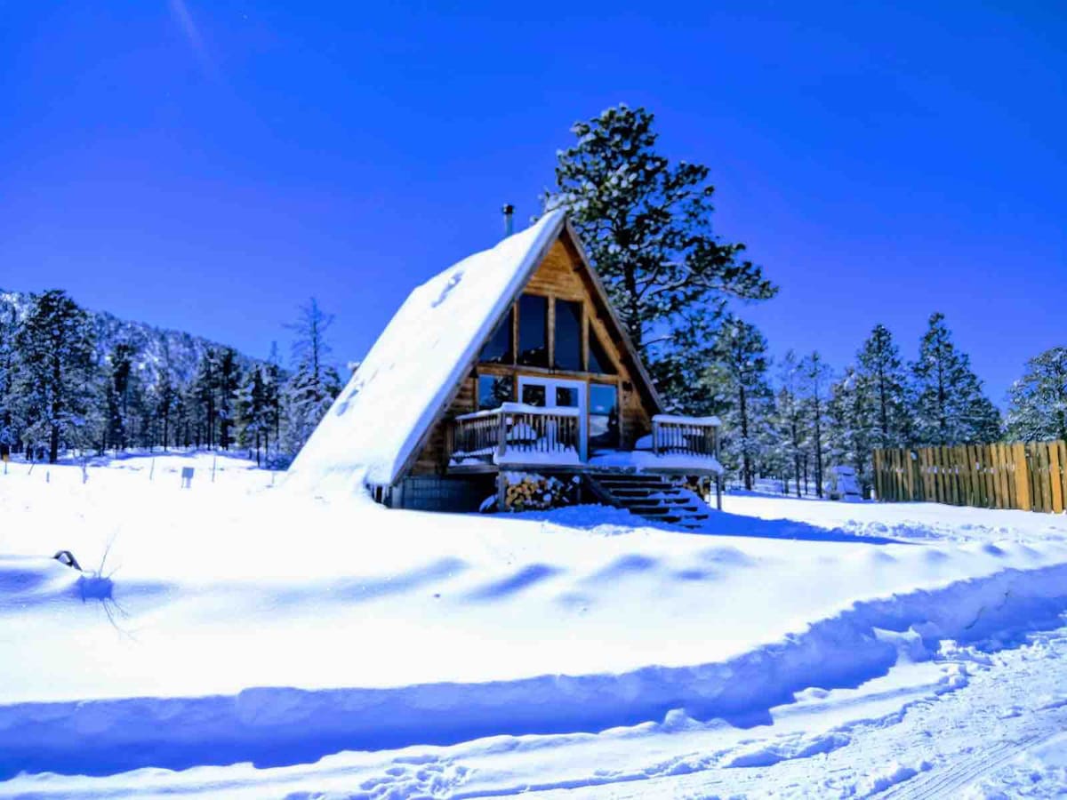 森林中的三角山景小木屋