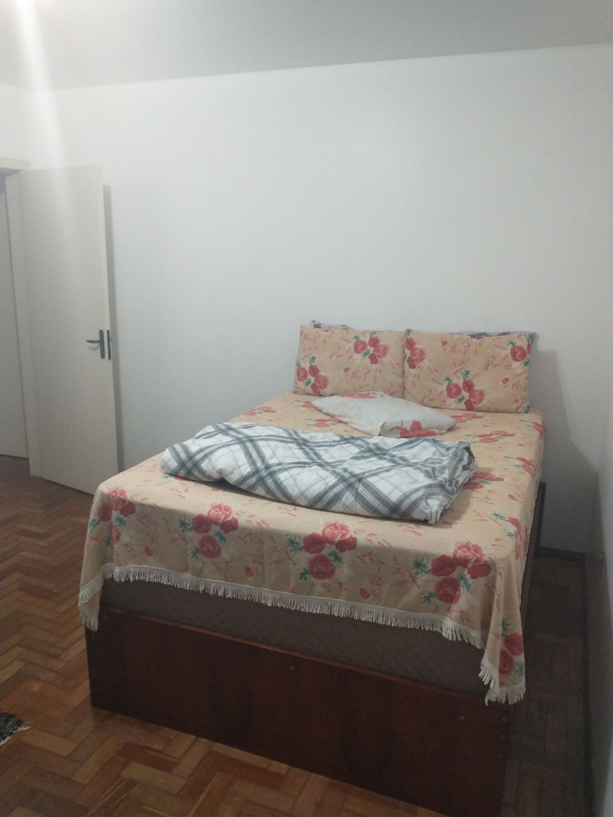 Quarto c cama de casal e ar cnd